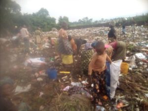 Buterere : des femmes survivent parmi les déchets