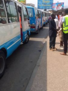 Pénurie du carburant : les conducteurs de bus de transports réclament des facilités pour s’approvisionner dans les pays voisins.