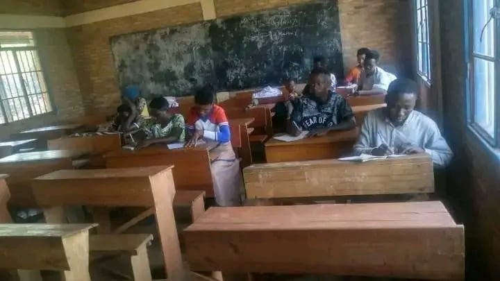 Gitega : le manque de bancs-pupitres pénalise les élèves